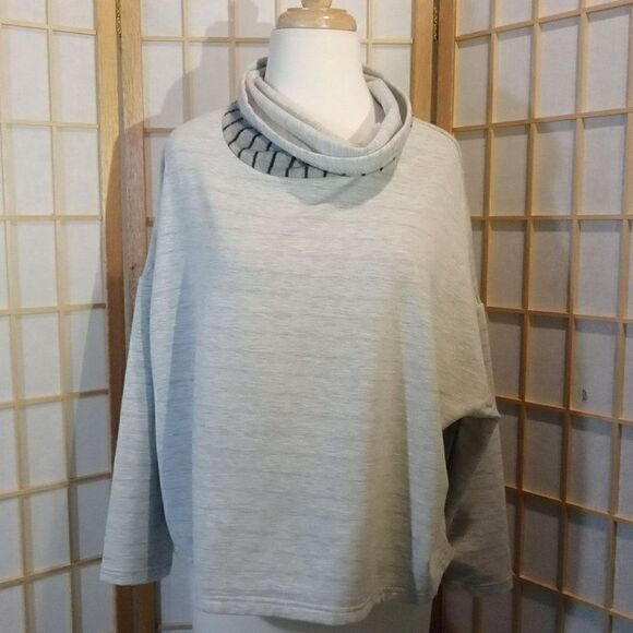 te verde S Cropped Cowl Neck Sweatshirt - Picture 7 of 16
